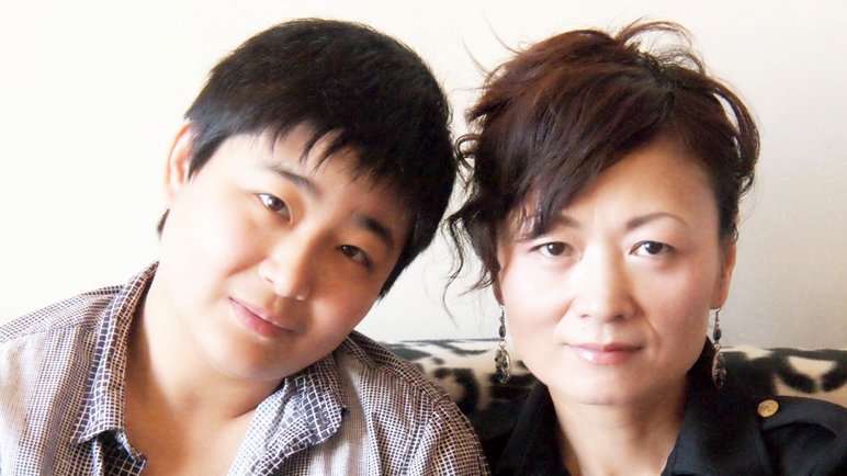 Una pareja de dos lesbianas chinas celebran su boda