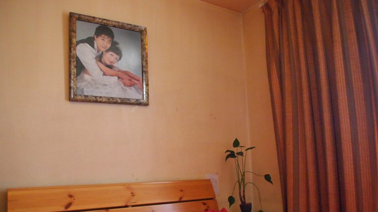 Una pareja de dos lesbianas chinas celebran su boda