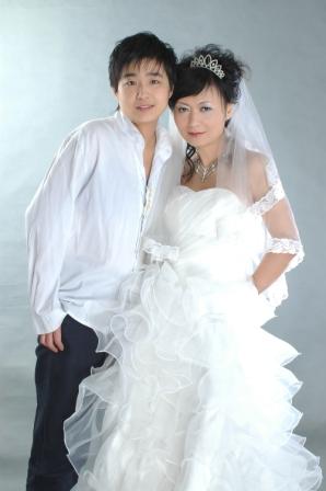 Una pareja de dos lesbianas chinas celebran su boda