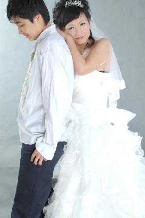 Una pareja de dos lesbianas chinas celebran su boda