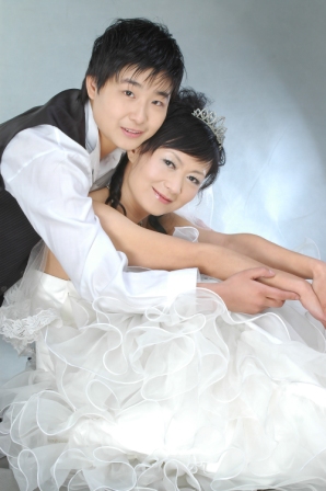 Una pareja de dos lesbianas chinas celebran su boda