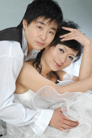 Una pareja de dos lesbianas chinas celebran su boda