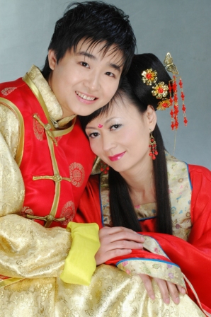 Una pareja de dos lesbianas chinas celebran su boda