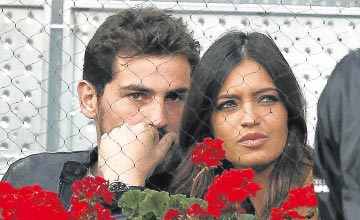 Iker Casillas y Sara Carbonero 'escapan' de los paparazzi en avioneta