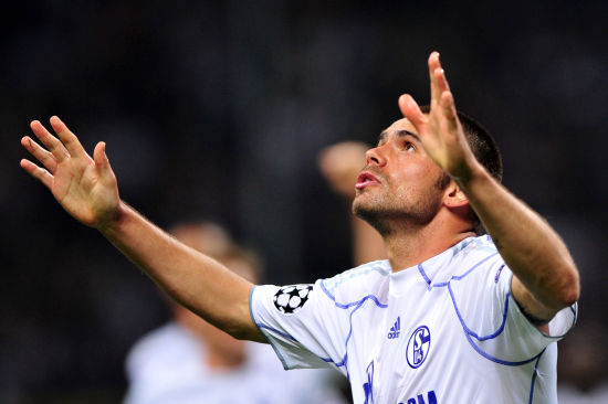 Raúl sigue agrandando su leyenda y su Schalke acaricia las semifinales