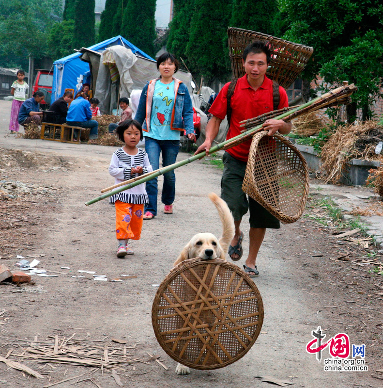 Wenchuan construímos nueva casa manos propias 24