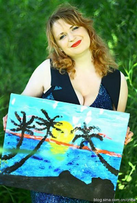 Victoria Romanova, artista rusa pinta con pechos grandes