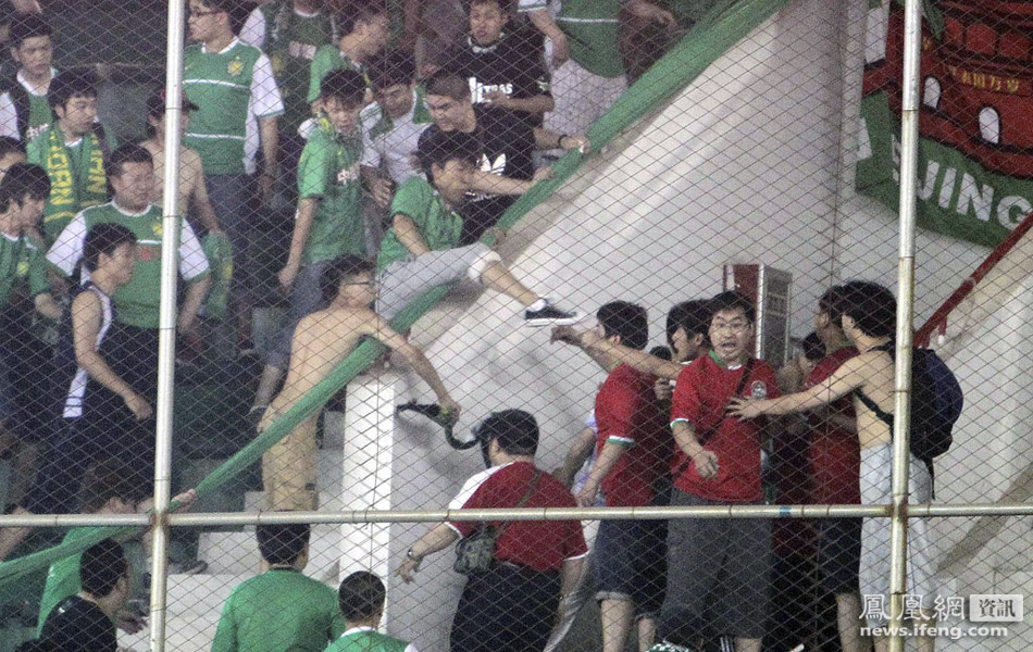 Pelea grave de los aficionados de fútbol entre dos equipos chinos