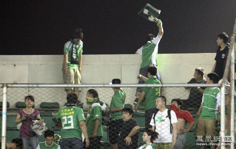 Pelea grave de los aficionados de fútbol entre dos equipos chinos