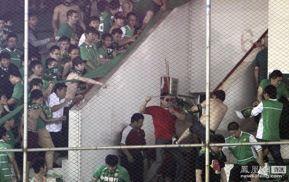 Pelea grave de los aficionados de fútbol entre dos equipos chinos