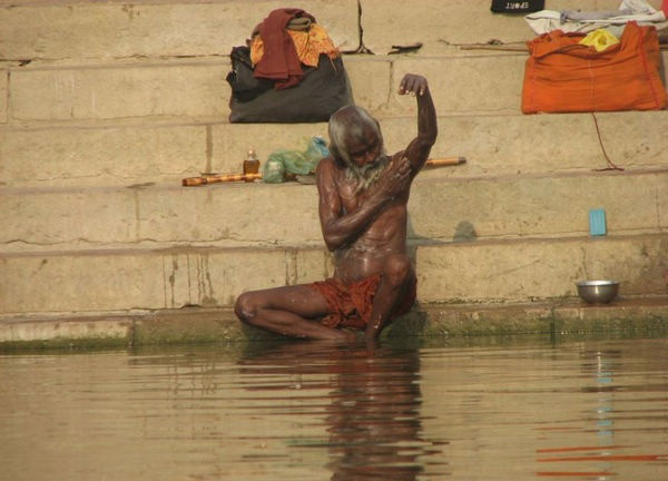 Secretos del Ganges en India: bañarse con los cadáveres