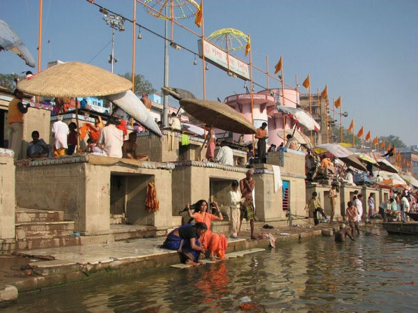 Secretos del Ganges en India: bañarse con los cadáveres