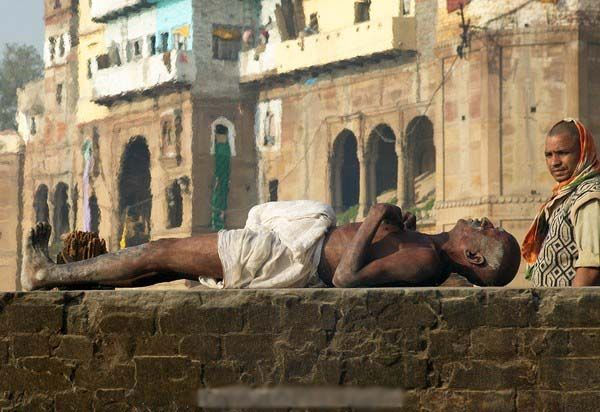 Secretos del Ganges en India: bañarse con los cadáveres