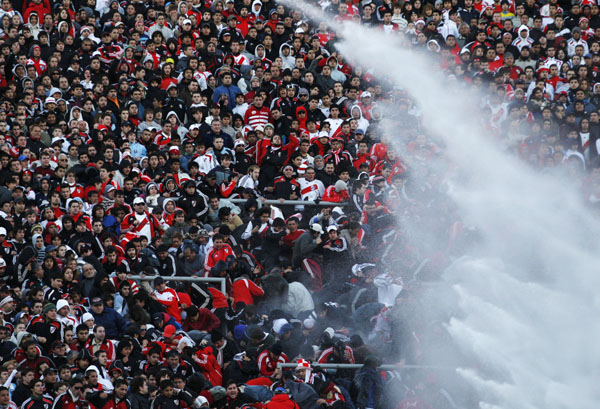 El descenso del River desata la furia de los aficionados, causando numerosos heridos