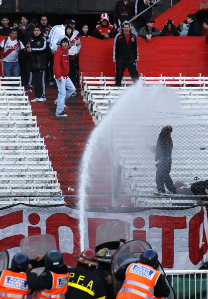 El descenso del River desata la furia de los aficionados, causando numerosos heridos