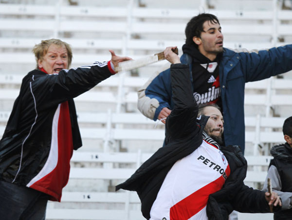 El descenso del River desata la furia de los aficionados, causando numerosos heridos