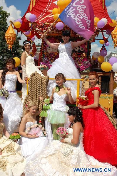 Desfile de novias celebrado en Rusia 4