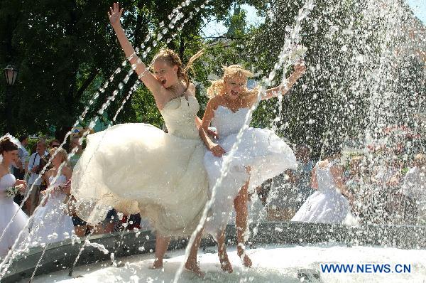 Desfile de novias celebrado en Rusia 7