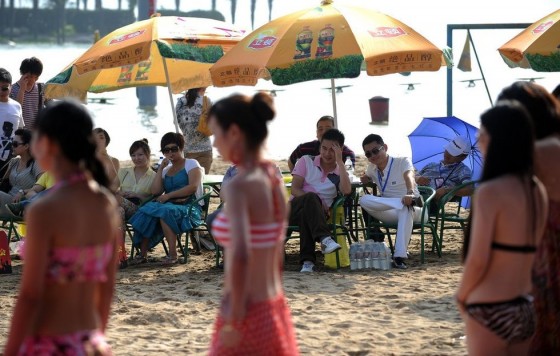 mujeres guapas ,bikinis sexys ,emparejamiento, ricos, sociedad 