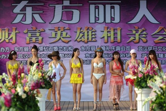 mujeres guapas ,bikinis sexys ,emparejamiento, ricos, sociedad 