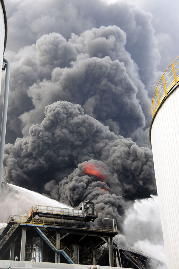 Apagan incendio en instalación petroquímica china