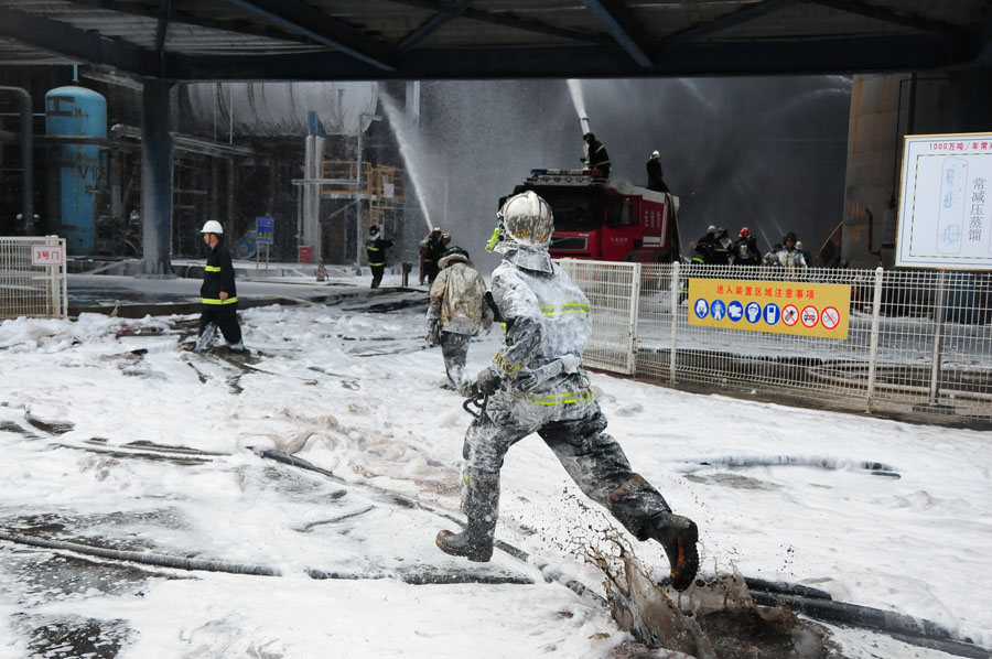 Apagan incendio en instalación petroquímica china