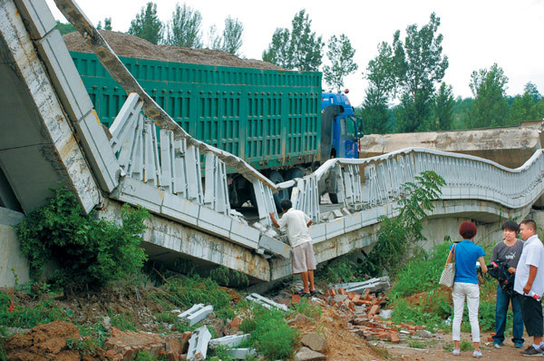 Un camión sobrecargado aplasta una puente en Beijing