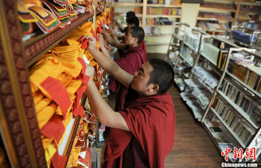 monjes tibetanos, Tíbet,monasterio, Lhasa, turismo