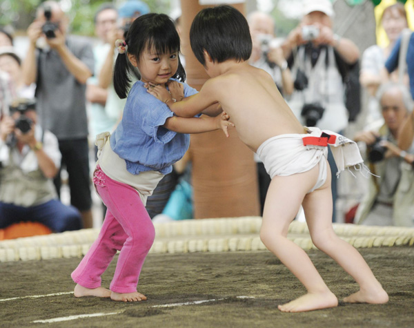Jovecitos luchadores niños sumo Tokyo Japón 2