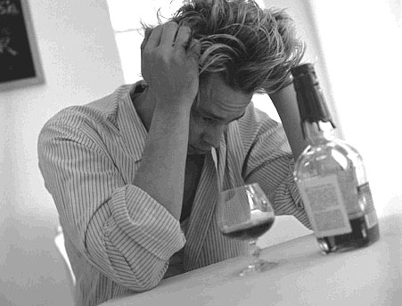 Largas horas de trabajo están vinculadas a la adicción al alcohol