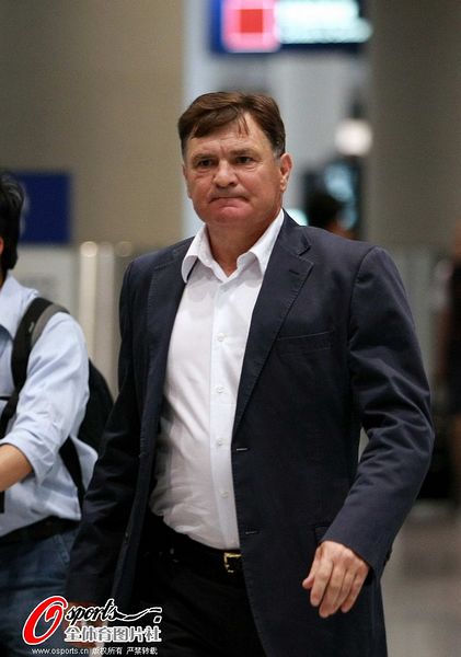 Llega Camacho a Pekín para la selección china