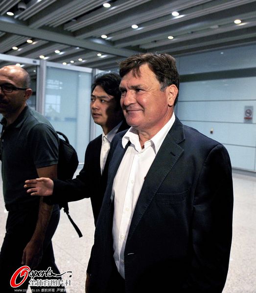 Llega Camacho a Pekín para la selección china