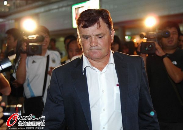 Llega Camacho a Pekín para la selección china