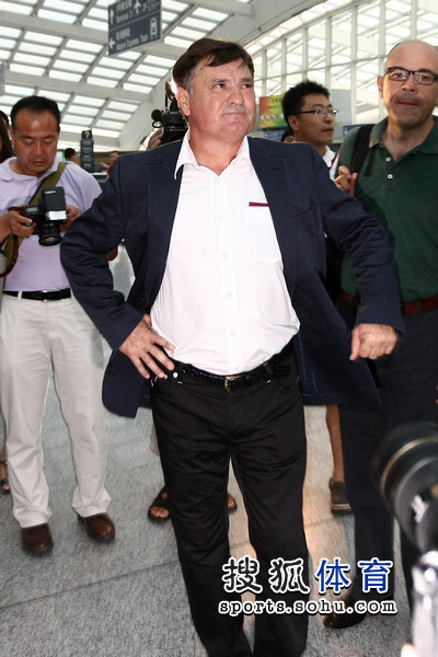 Llega Camacho a Pekín para la selección china