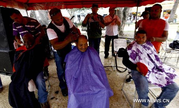 Venezolanos se afeitan la cabeza para mostrar su solidaridad con Chávez 2