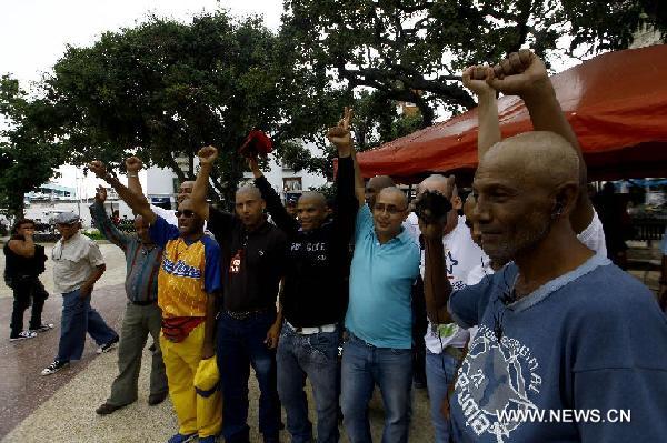 Venezolanos se afeitan la cabeza para mostrar su solidaridad con Chávez 3