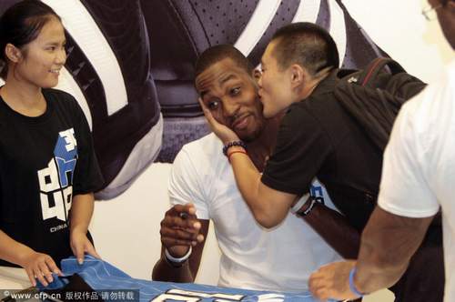 Dwight Howard recibía un beso de su aficionado en Nanjing