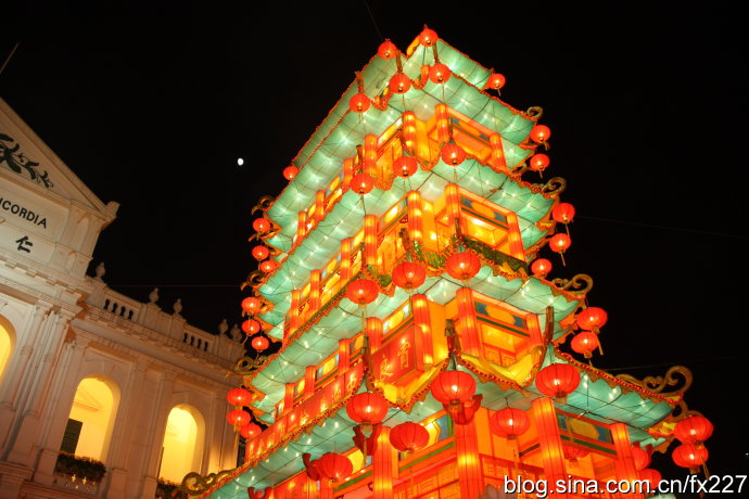 Iluminan linternas en Macao con motivo del Festival de Medio Otoño 1