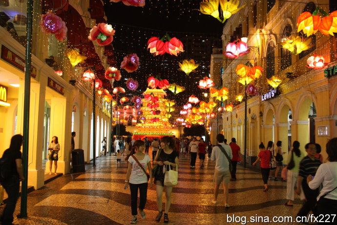 Iluminan linternas en Macao con motivo del Festival de Medio Otoño 4