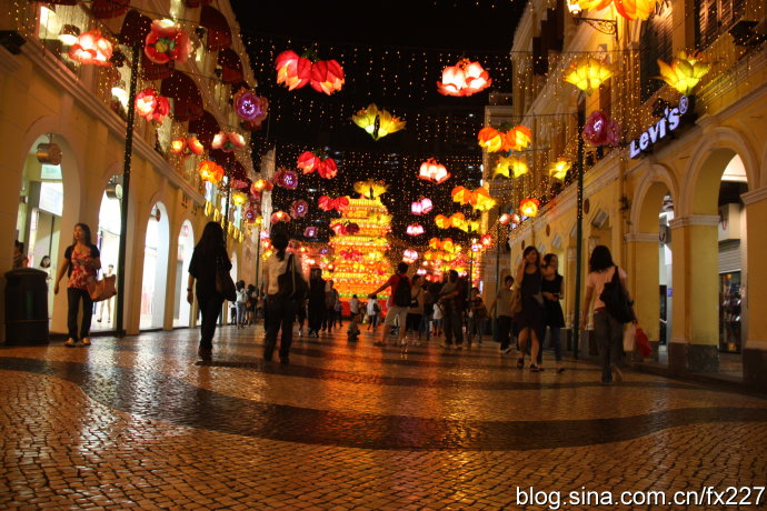 Iluminan linternas en Macao con motivo del Festival de Medio Otoño 6