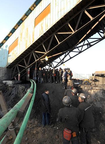 Suspenden minería de ChinaCoal en norte de China por 10 muertes en inundación de mina