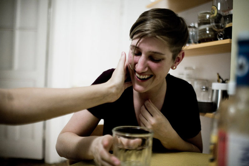 Vida verdadera de lesbianas bajo lentes de cámara de fotógrafos