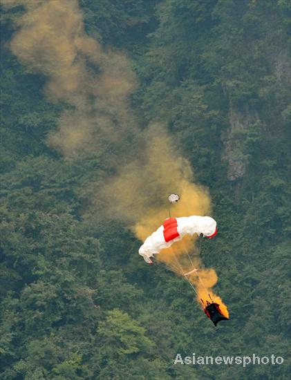 JebCorliss salto agujero montaña Tianmen 1.300 metros 1