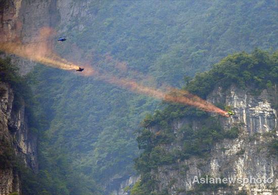 JebCorliss salto agujero montaña Tianmen 1.300 metros 5