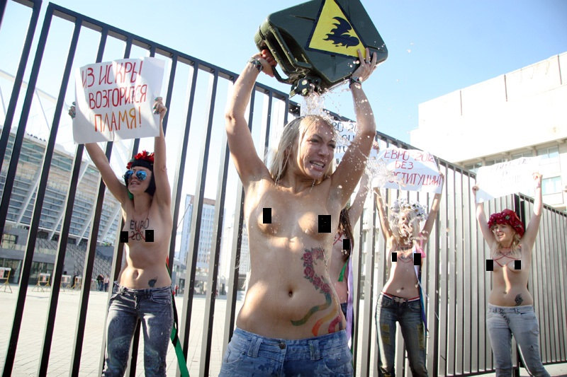 Grupo FEMEN de chicas ucranianas lucha contra la Eurocopa 2012