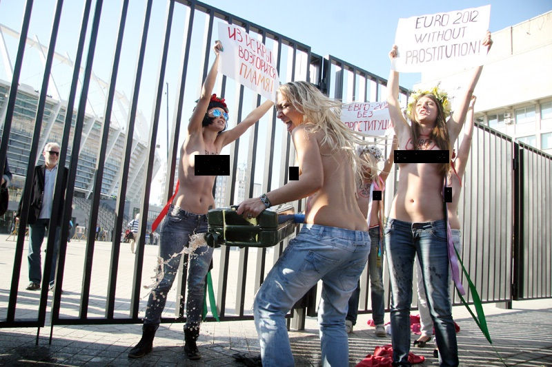 Grupo FEMEN de chicas ucranianas lucha contra la Eurocopa 2012