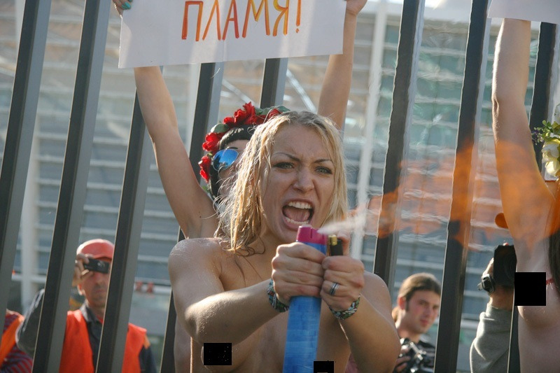 Grupo FEMEN de chicas ucranianas lucha contra la Eurocopa 2012