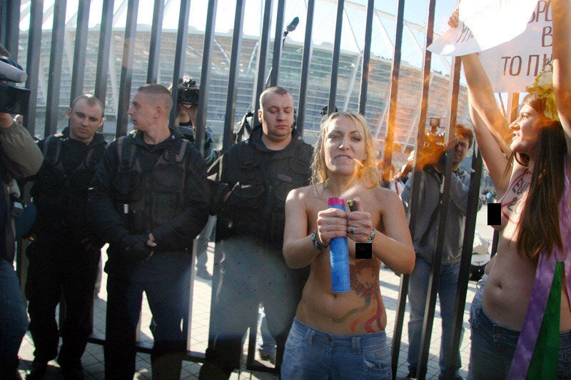 Grupo FEMEN de chicas ucranianas lucha contra la Eurocopa 2012