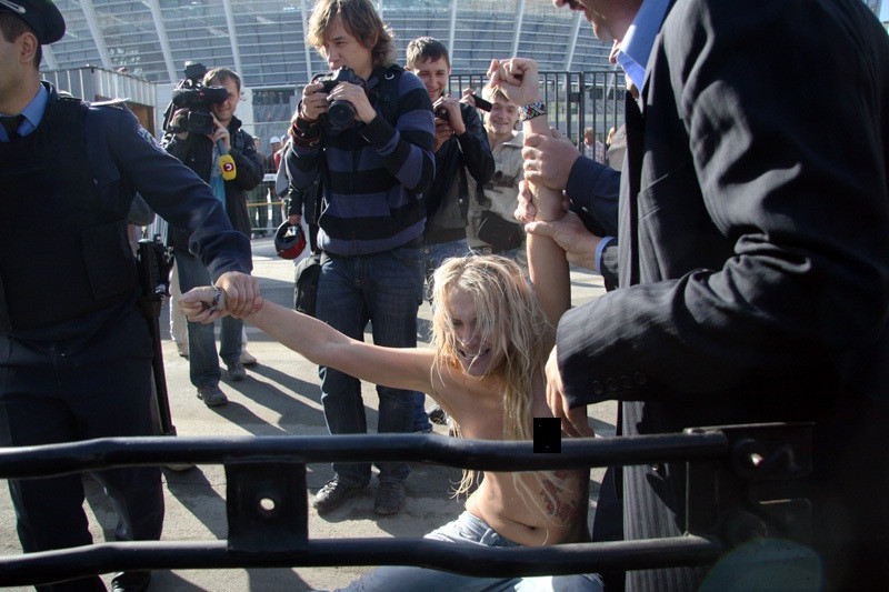 Grupo FEMEN de chicas ucranianas lucha contra la Eurocopa 2012