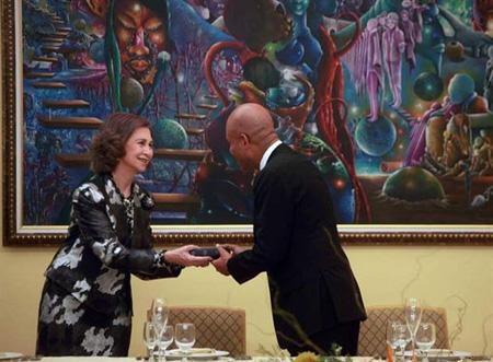 Reina de España visita Haití